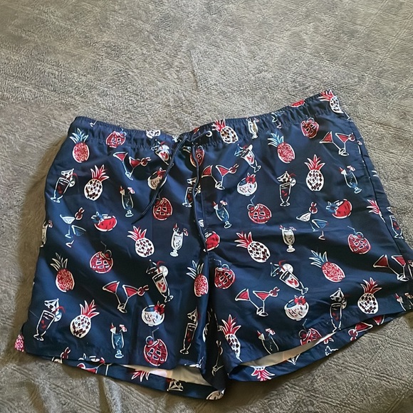 2 Pair of Mens XXL Swim Trunks with stylish patterns - Picture 5 of 8